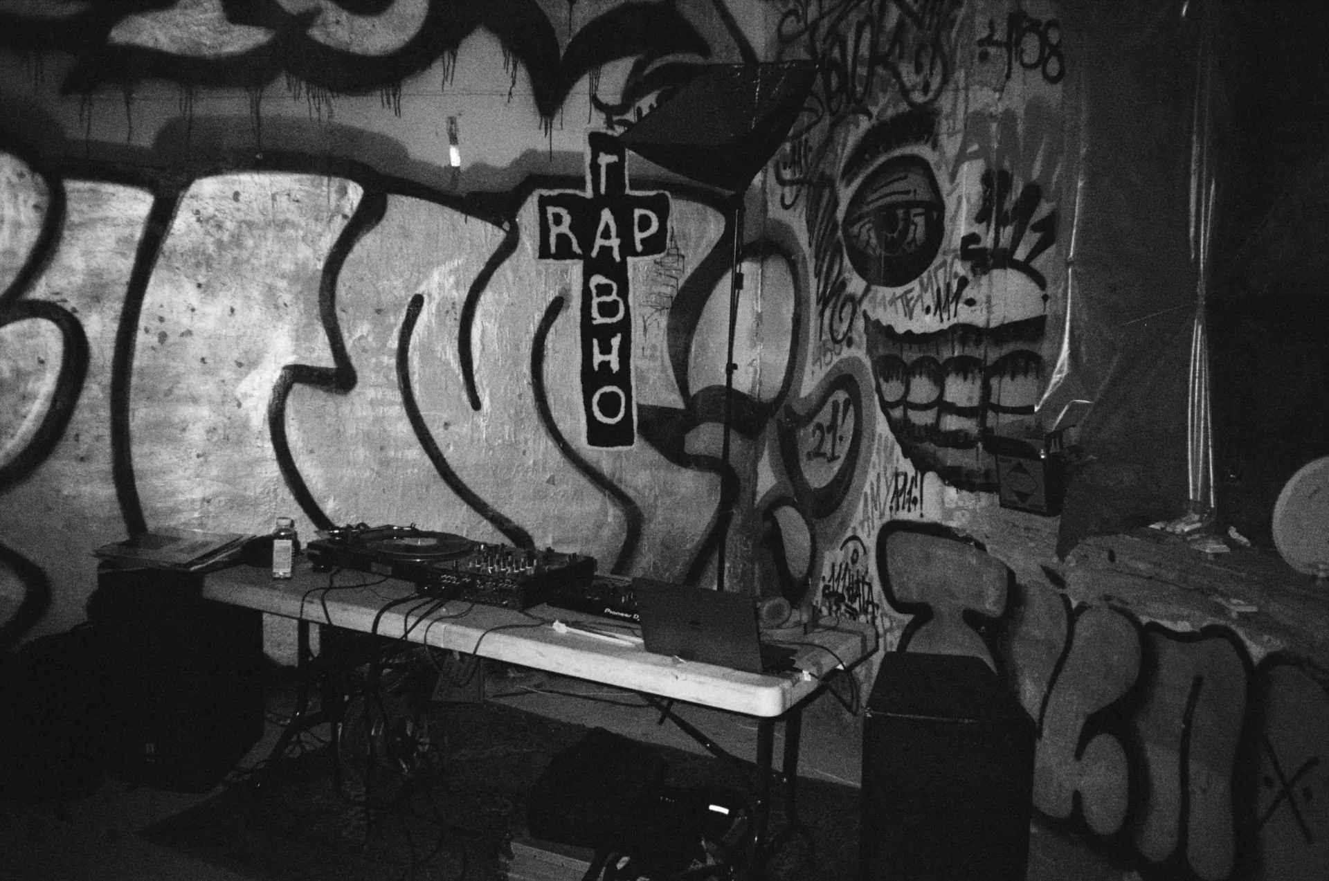 Fondo urbano con graffiti para el evento Chacotero Show